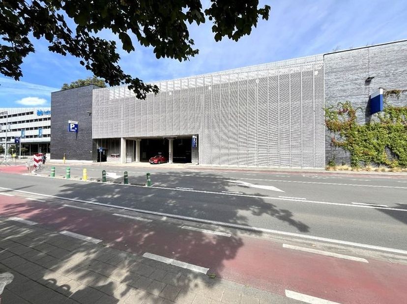 2 openbare overdekte parkeerplaatsen op toplocatie.  Te bekijken als een investering op lange termijn met uitbating door professionele uitbater.&lt;br /&gt;